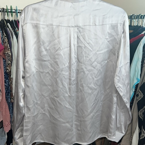 Equipment femme SIGNATURE SILK SHIRT in a silver grey color - Picture 3 of 6